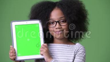 年轻可爱的非洲女孩，非洲头发，显示<strong>数码</strong>平板电脑<strong>摄像头</strong>